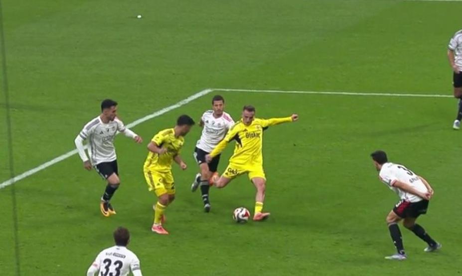 Beşiktaş - Fenerbahçe derbisinin tartışmalı pozisyonları incelendi: 2 net penaltı