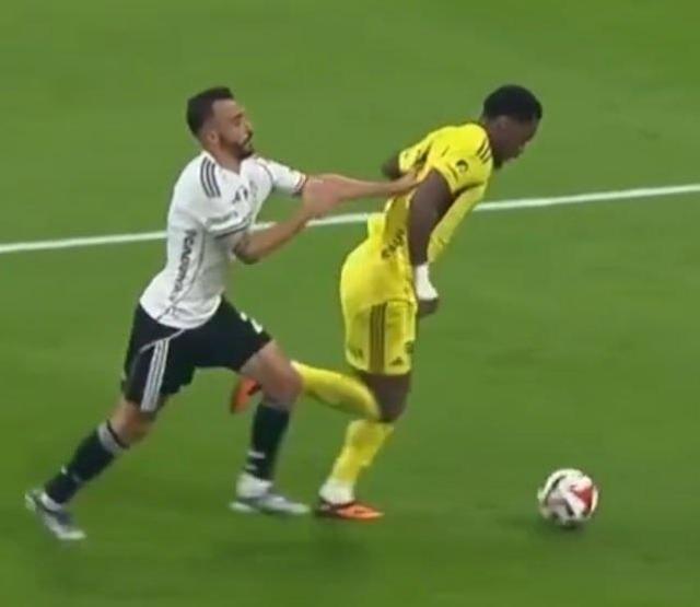 Beşiktaş - Fenerbahçe derbisinin tartışmalı pozisyonları incelendi: 2 net penaltı