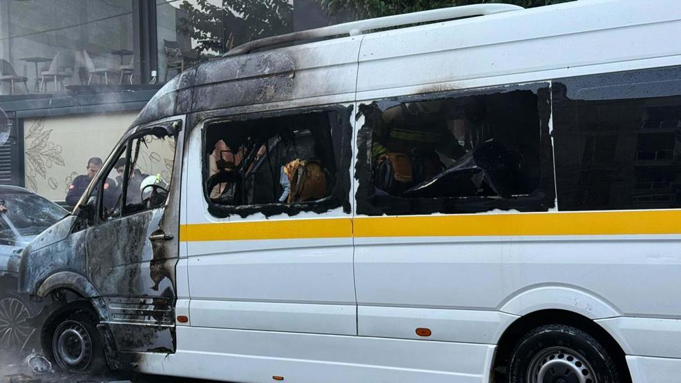 Alevler önce okul servisini, sonra otomobili yuttu: Öğrenciler saniyelerle kurtuldu