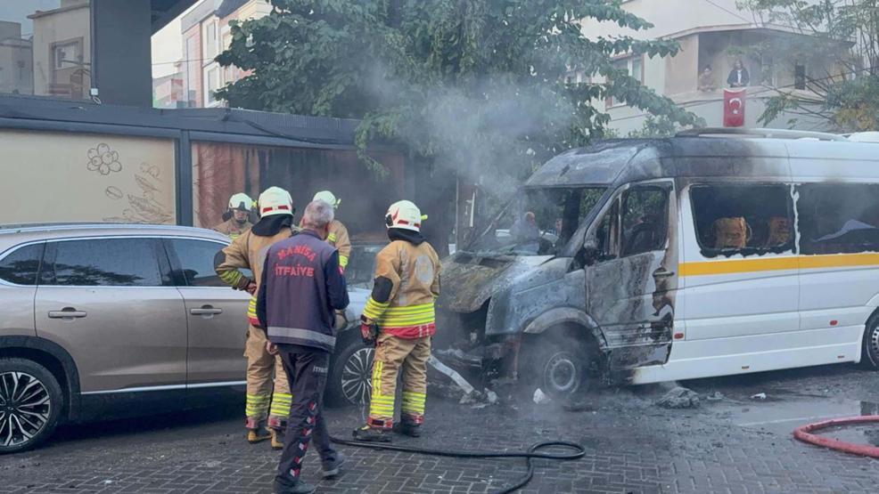 Alevler önce okul servisini, sonra otomobili yuttu: Öğrenciler saniyelerle kurtuldu