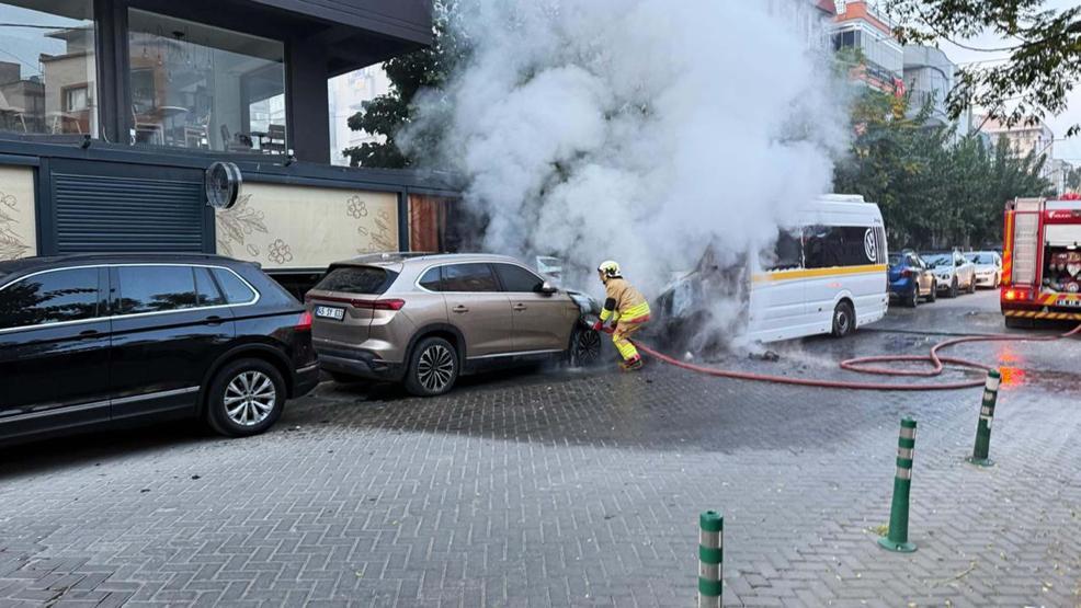 Alevler önce okul servisini, sonra otomobili yuttu: Öğrenciler saniyelerle kurtuldu