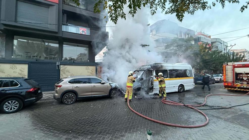Alevler önce okul servisini, sonra otomobili yuttu: Öğrenciler saniyelerle kurtuldu