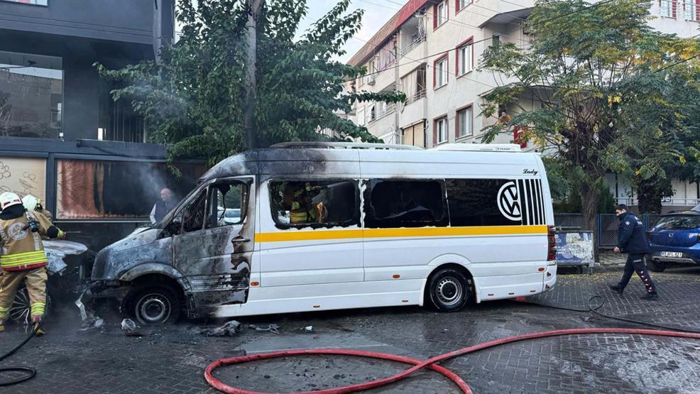 Alevler önce okul servisini, sonra otomobili yuttu: Öğrenciler saniyelerle kurtuldu