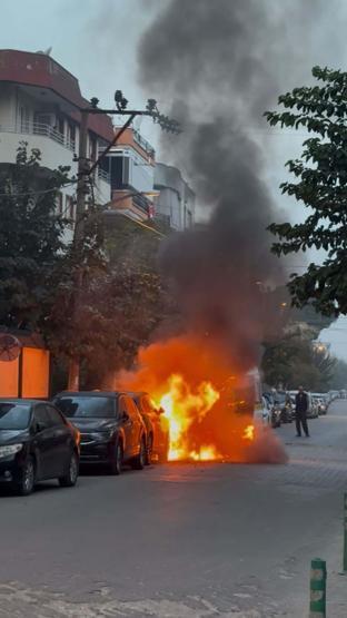 Alevler önce okul servisini, sonra otomobili yuttu: Öğrenciler saniyelerle kurtuldu