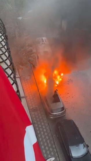 Alevler önce okul servisini, sonra otomobili yuttu: Öğrenciler saniyelerle kurtuldu
