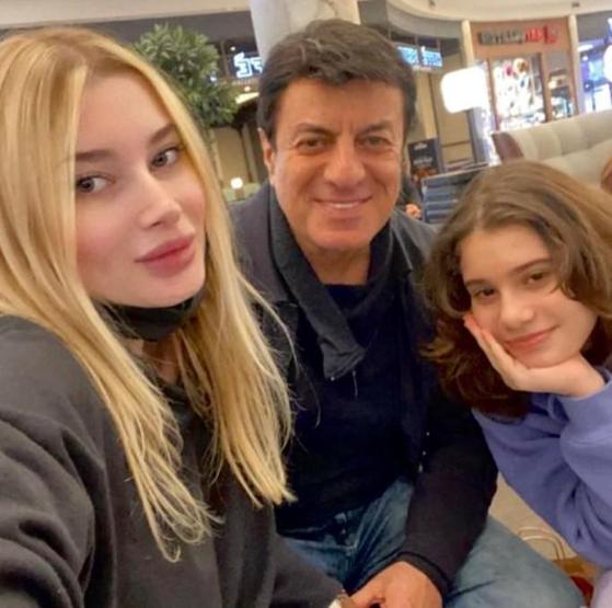 Ünlü Sanatçı Coşkun Sabahın Kızları Büyüdü Anneleri Türkiye Güzeli Olan Roza ve Helen Sabahın Son Halini Görün