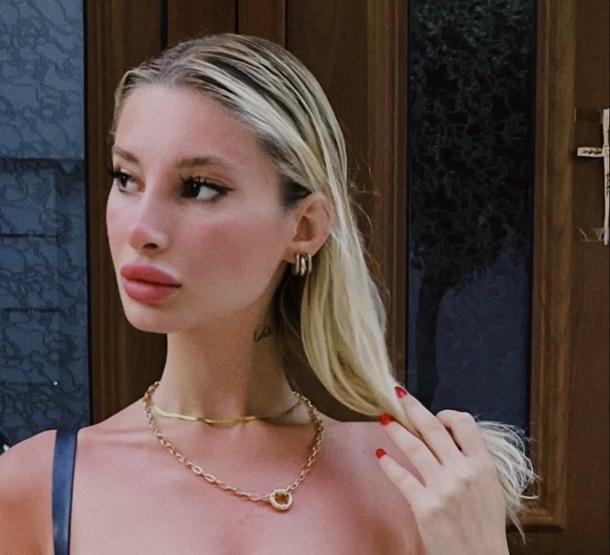 Ünlü Sanatçı Coşkun Sabahın Kızları Büyüdü Anneleri Türkiye Güzeli Olan Roza ve Helen Sabahın Son Halini Görün