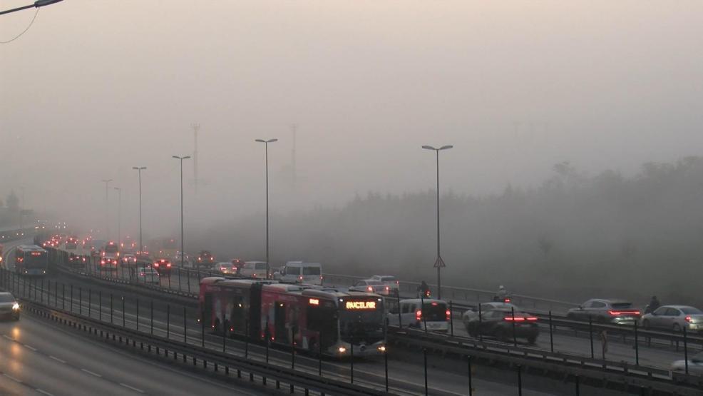 Göz gözü görmüyor İstanbulda sis etkili oldu