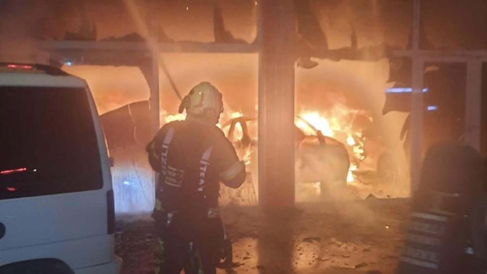 Denizlide oto galeri kundaklandı 5 otomobil zarar gördü