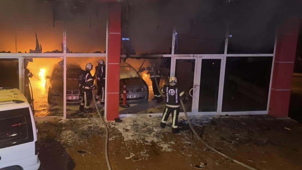 Denizlide oto galeri kundaklandı 5 otomobil zarar gördü