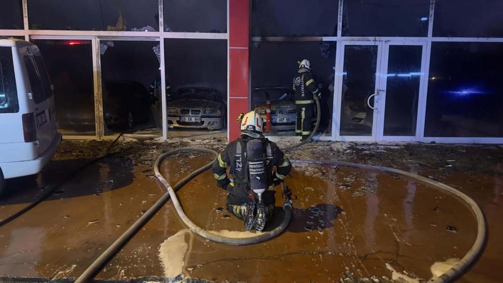 Denizlide oto galeri kundaklandı 5 otomobil zarar gördü