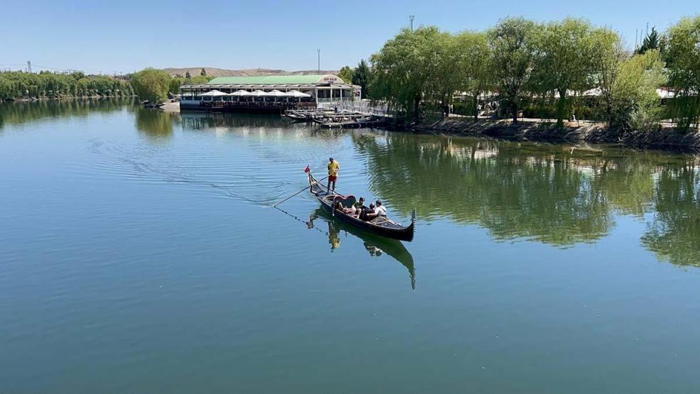 Kapadokya’da Kızılırmak Nehri’nde Gondol Keyfi Yoğun Talep Var