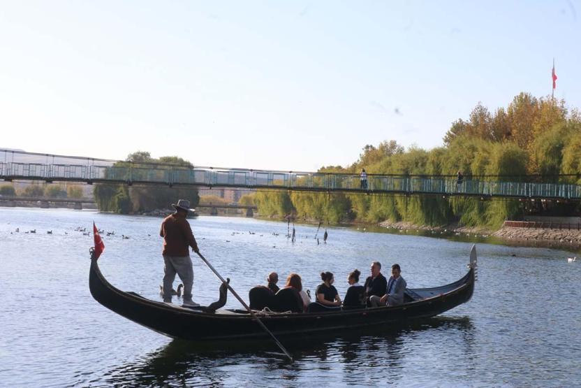 Kapadokya’da Kızılırmak Nehri’nde Gondol Keyfi Yoğun Talep Var