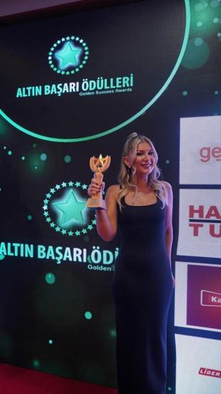 Beste Sırapınar’a “Yılın En İyi Kadın Gazetecisi” ödülü