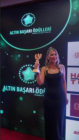 Beste Sırapınar’a “Yılın En İyi Kadın Gazetecisi” ödülü