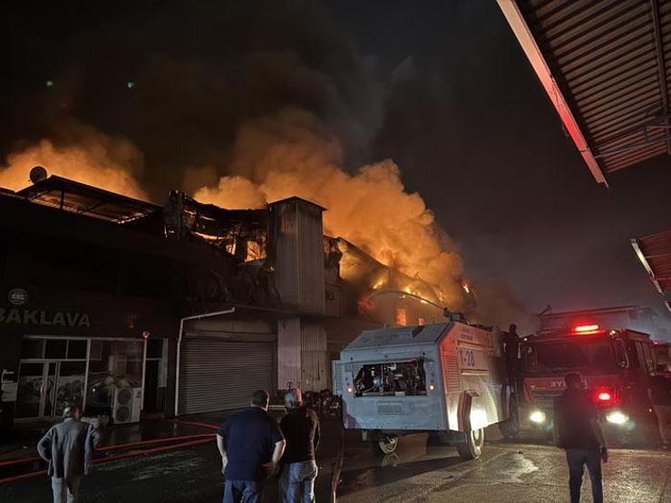 Alevler her yeri sardı Adanadaki yangın kontrol altında