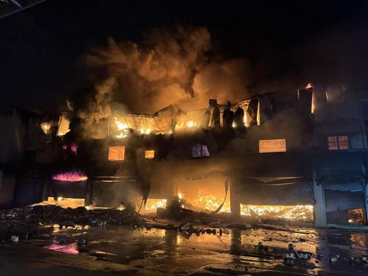 Alevler her yeri sardı Adanadaki yangın kontrol altında