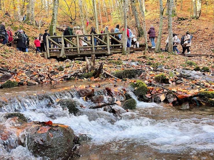 Farklı Büyüklükteki 7 Gölden Oluşuyor Burası Sonbaharda Bir Başka Güzel Ziyaretçilerin Akınına Uğradı