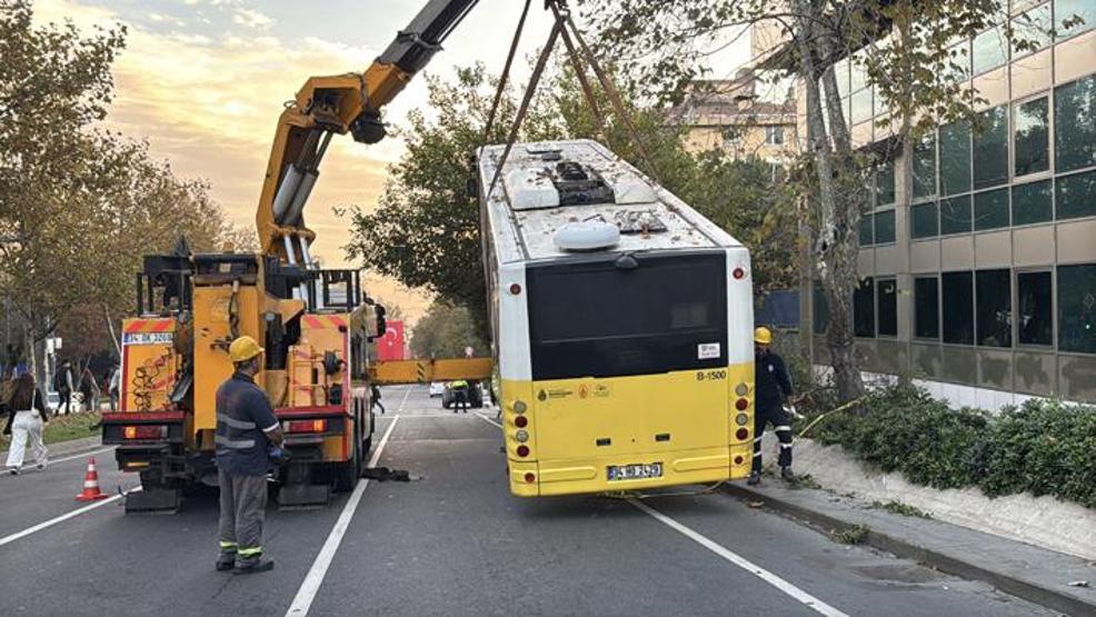 Beşiktaşta İETT otobüsü kaldırıma çıktı: Kalp krizi geçiren şoför hayatını kaybetti