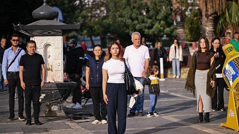 Saat 09.05te hayat durdu: Tüm Türkiye Büyük Önder Mustafa Kemal Atatürkü andı