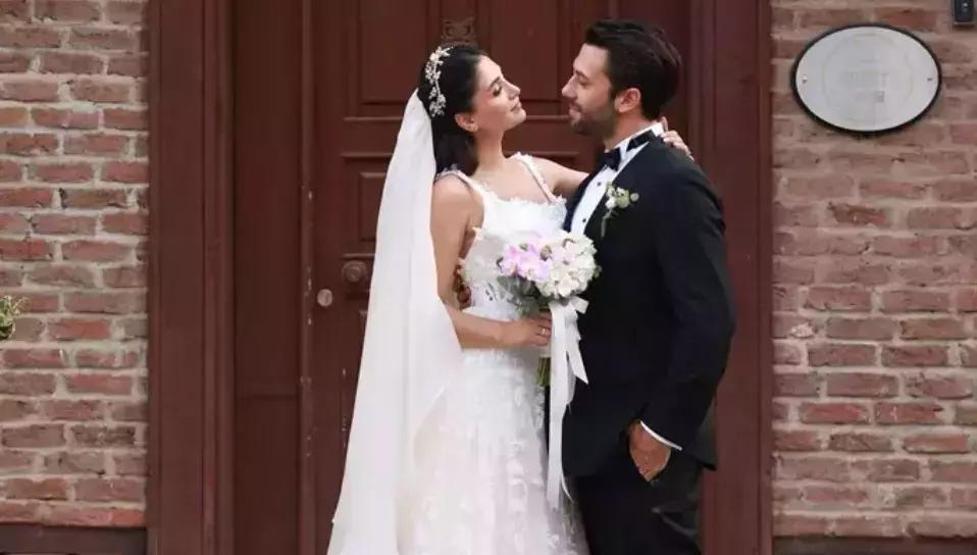 Sitare Akbaştan Eşine Romantik Kutlama