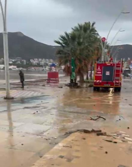 İzmirde sağanak hayatı felç etti Sokaklar göle döndü