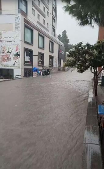 İzmirde sağanak hayatı felç etti Sokaklar göle döndü