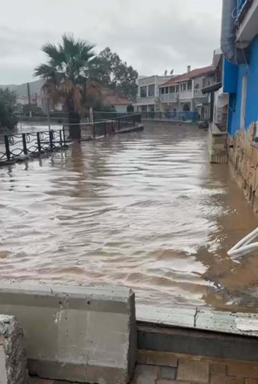 İzmirde sağanak hayatı felç etti Sokaklar göle döndü