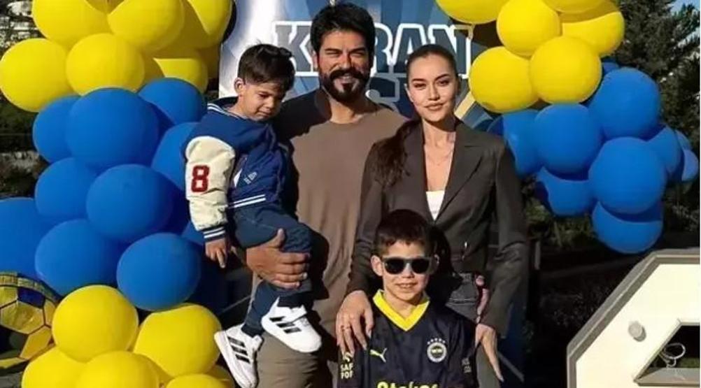Boğaz’da Aile Keyfi Fahriye Evcen ve Burak Özçivit’ten Sıcacık Aile Pozu