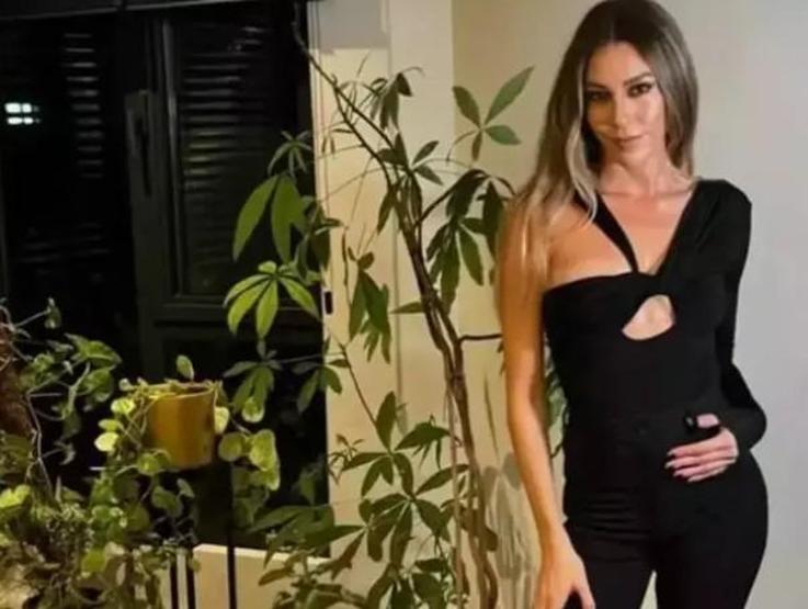 Sinem Kobal’dan Kasım Paylaşımları Bahçede Siyah Elbisesiyle Büyüledi