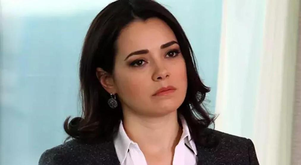 Özgü Namal ve Çocukları Trafik Kazası Geçirdi Hastaneye Kaldırıldılar