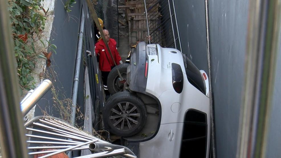 Bahçelievlerde akılalmaz kaza: 9 araca çarptı, 5 metre yükseklikten boşluğa düştü
