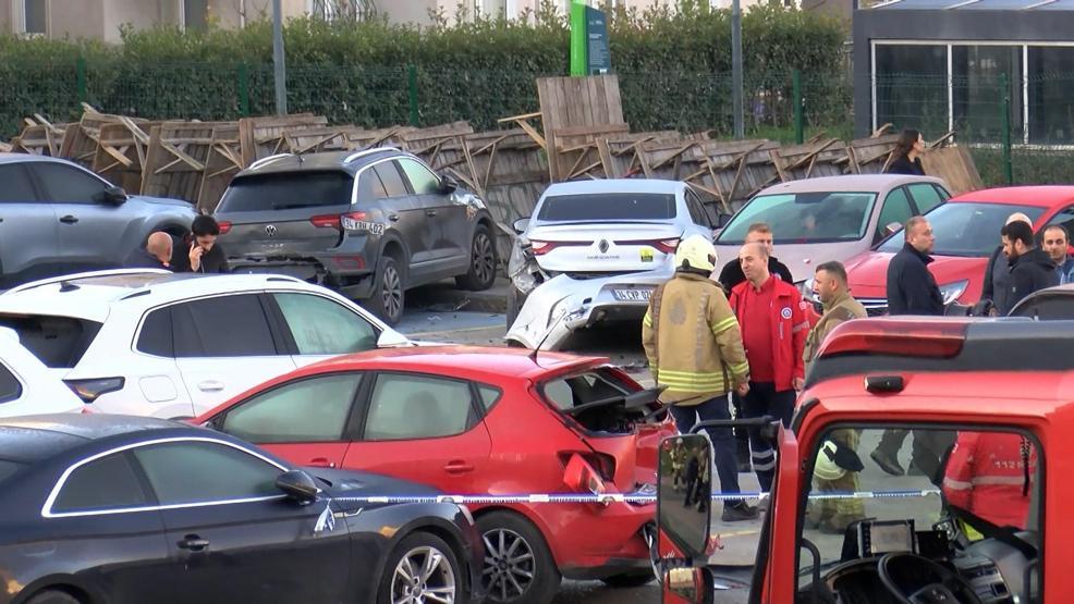 Bahçelievlerde akılalmaz kaza: 9 araca çarptı, 5 metre yükseklikten boşluğa düştü