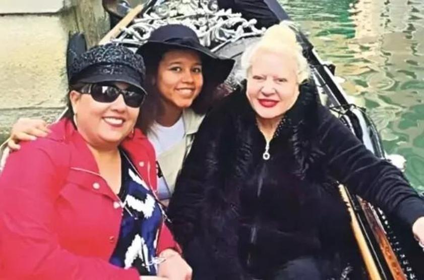 HİÇ BİLMEDİĞİNİZ MUAZZEZ ABACI