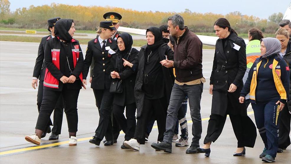 Samsunda yürekleri burkan an Polis memuru Gamze Süngerli şehit ağabeyinin naaşını asker selamıyla karşıladı