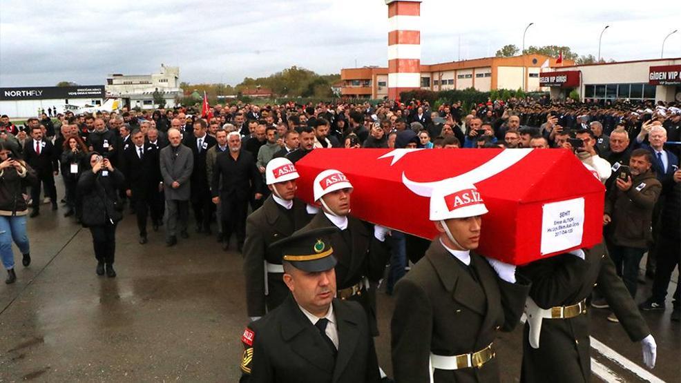 Samsunda yürekleri burkan an Polis memuru Gamze Süngerli şehit ağabeyinin naaşını asker selamıyla karşıladı
