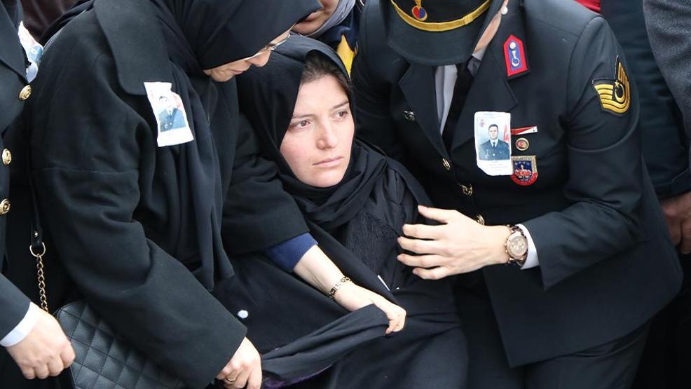 Samsunda yürekleri burkan an Polis memuru Gamze Süngerli şehit ağabeyinin naaşını asker selamıyla karşıladı