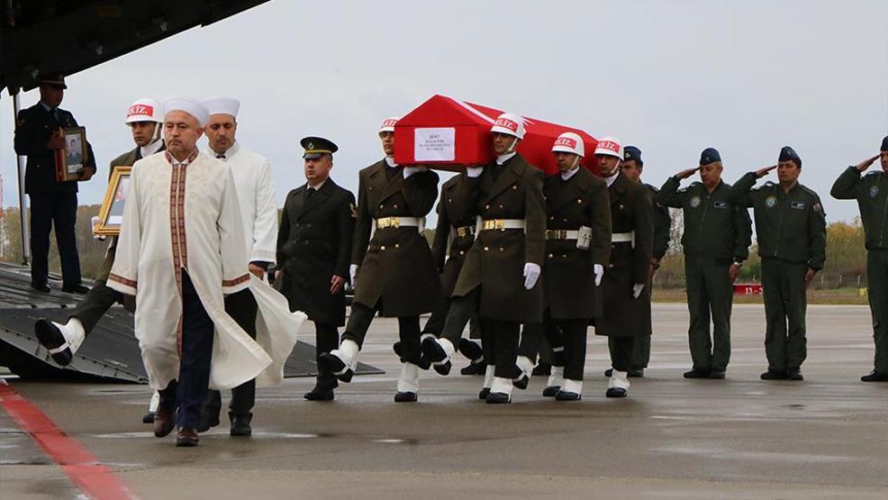Samsunda yürekleri burkan an Polis memuru Gamze Süngerli şehit ağabeyinin naaşını asker selamıyla karşıladı