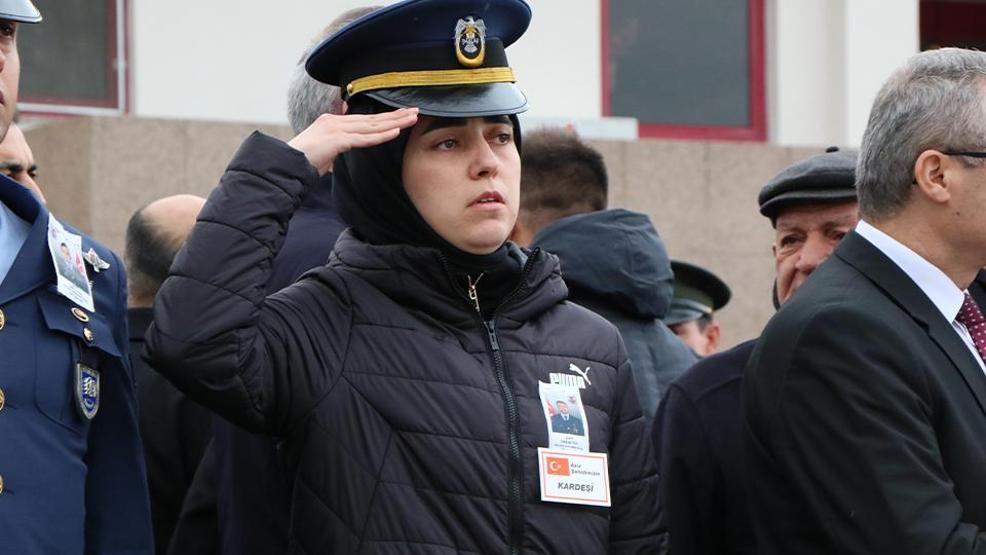 Samsunda yürekleri burkan an Polis memuru Gamze Süngerli şehit ağabeyinin naaşını asker selamıyla karşıladı