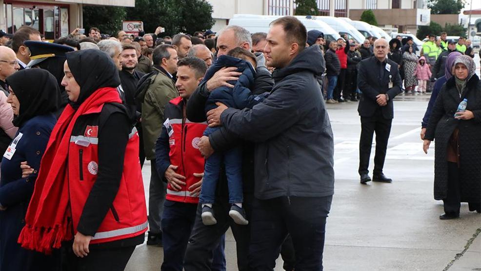 Samsunda yürekleri burkan an Polis memuru Gamze Süngerli şehit ağabeyinin naaşını asker selamıyla karşıladı
