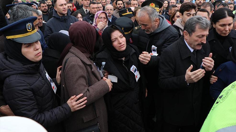 Samsunda yürekleri burkan an Polis memuru Gamze Süngerli şehit ağabeyinin naaşını asker selamıyla karşıladı