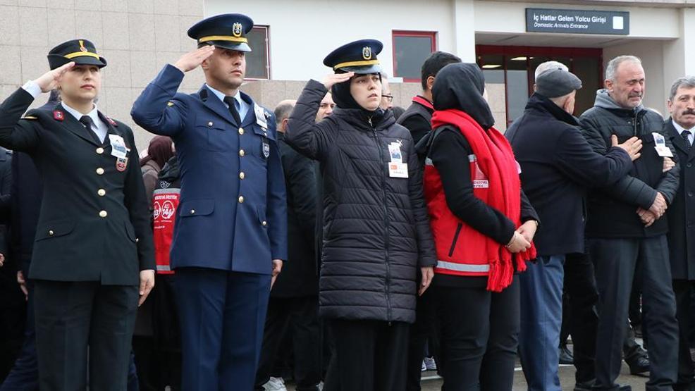 Samsunda yürekleri burkan an Polis memuru Gamze Süngerli şehit ağabeyinin naaşını asker selamıyla karşıladı