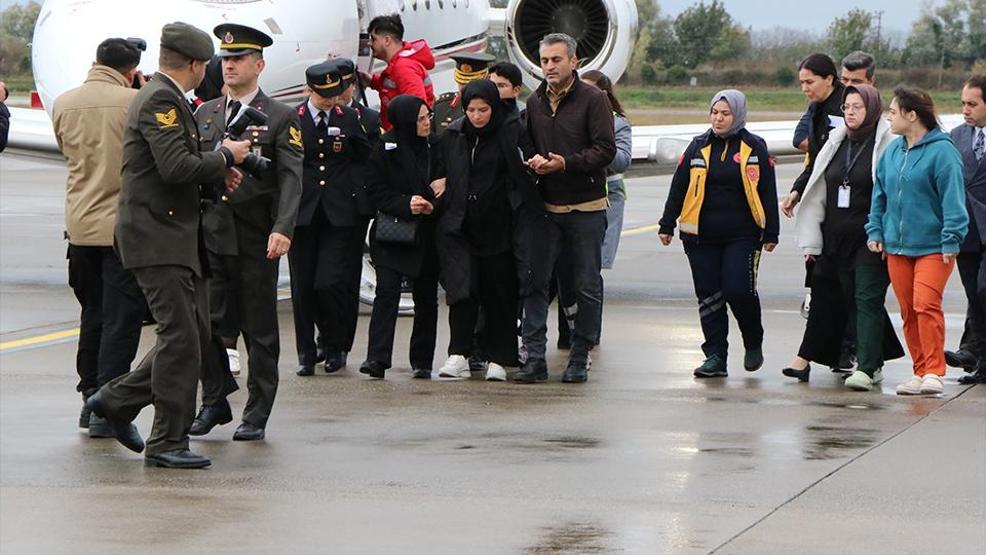 Samsunda yürekleri burkan an Polis memuru Gamze Süngerli şehit ağabeyinin naaşını asker selamıyla karşıladı