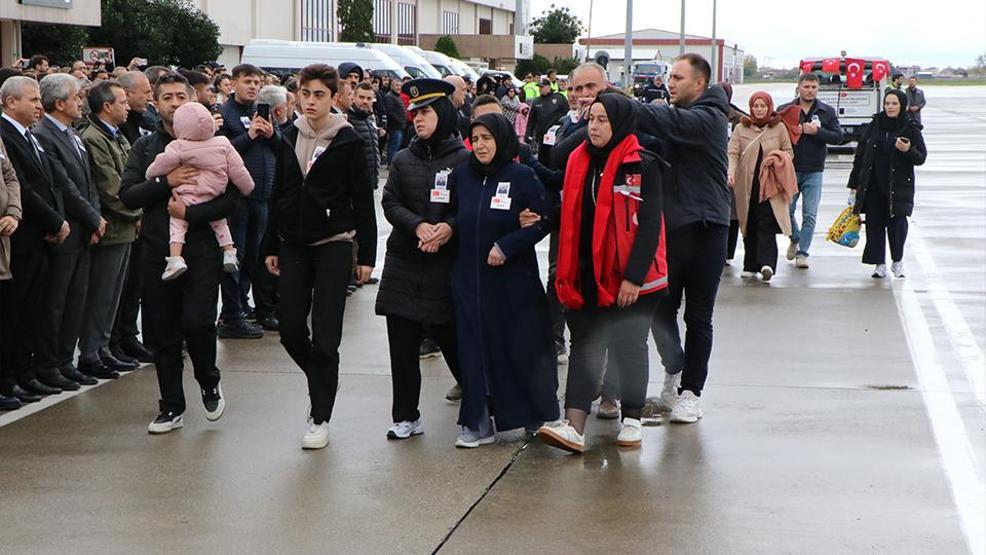 Samsunda yürekleri burkan an Polis memuru Gamze Süngerli şehit ağabeyinin naaşını asker selamıyla karşıladı