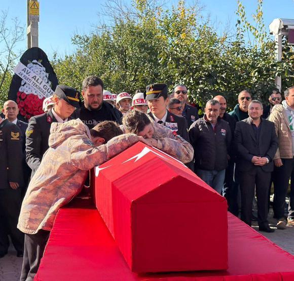 Şehit astsubaya son bakış Eşi ve oğlu parkasını giydi