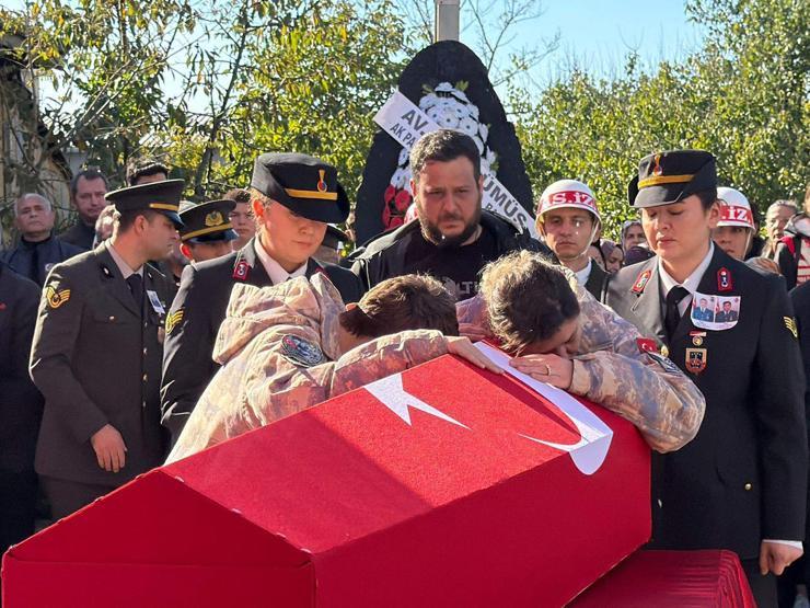 Şehit astsubaya son bakış Eşi ve oğlu parkasını giydi