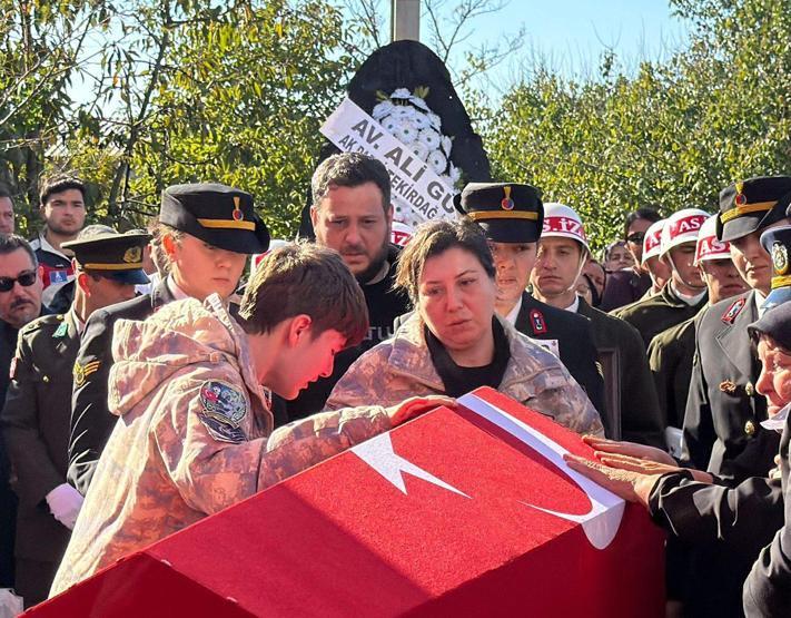 Şehit astsubaya son bakış Eşi ve oğlu parkasını giydi