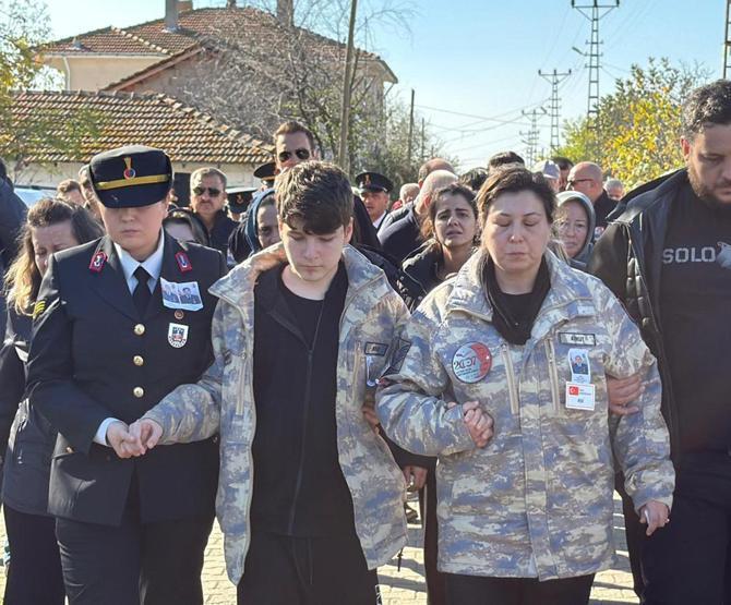Şehit astsubaya son bakış Eşi ve oğlu parkasını giydi