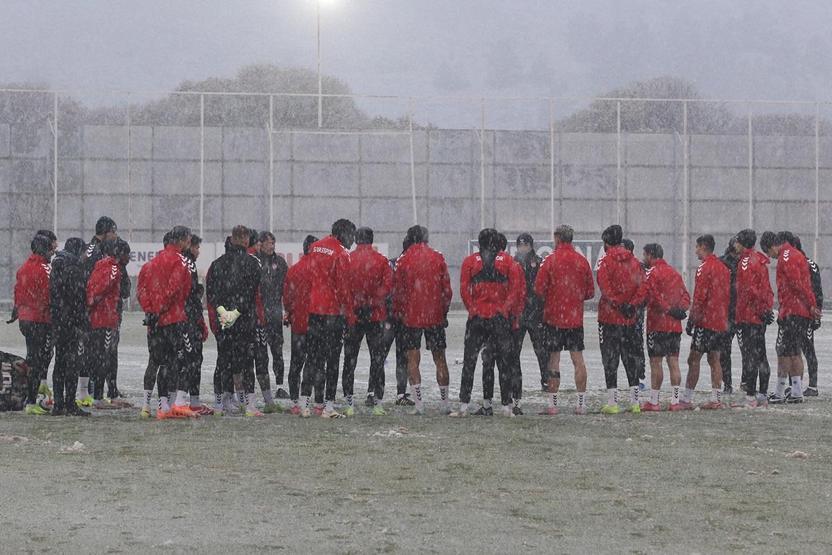 Sivasspor, kar altında çalıştı