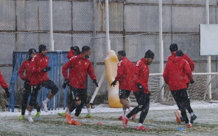 Sivasspor, kar altında çalıştı